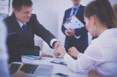 İş adamları el sıkışıyor, toplantıyı bitiriyor, ofiste..