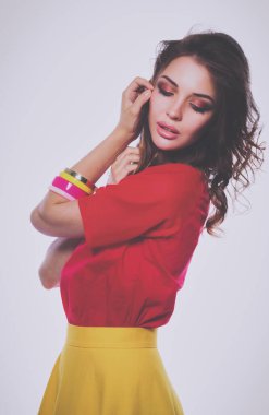 kıvırcık saçlı beyaz izole kırmızı bir ceket giyen güzel bir kadın