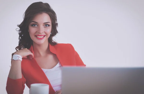 Atrakcyjna Kobieta Siedząca Przy Biurku Biurze Pracująca Laptopem — Zdjęcie stockowe