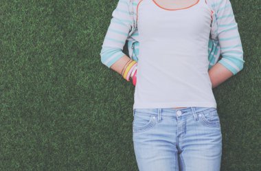 güzel bir genç kadın yeşil çim üzerinde yalan .