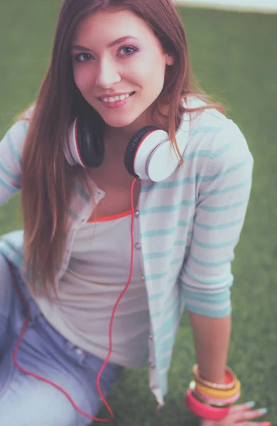 Beautiful Young Woman Sitting Green Grass — Stock Photo, Image