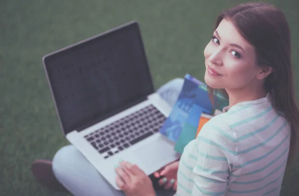 Jovem Mulher Com Laptop Sentado Grama Verde — Fotografia de Stock