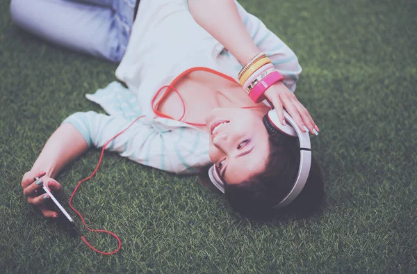 Jonge Vrouw Luisteren Naar Muziek Liggen Gras — Stockfoto