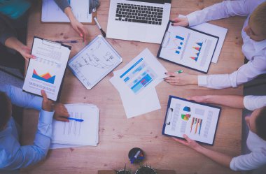 İş adamları iş toplantısında oturup tartışıyor.