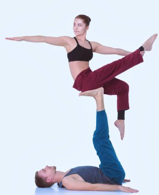 Genç atletik çift pratik acroyoga. Çiftinde Dengeleme.