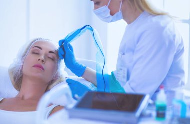 Kaşlar için kalıcı makyaj. Güzellik salonunda kalın kaşlı güzel bir kadın..