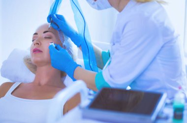 Kaşlar için kalıcı makyaj. Güzellik salonunda kalın kaşlı güzel bir kadın..