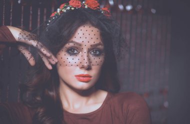 Saçında çiçekler olan güzel bir kadının portresi..