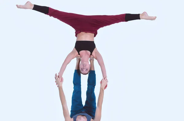 年轻的体育夫妇练习 Acroyoga 双平衡 — 图库照片