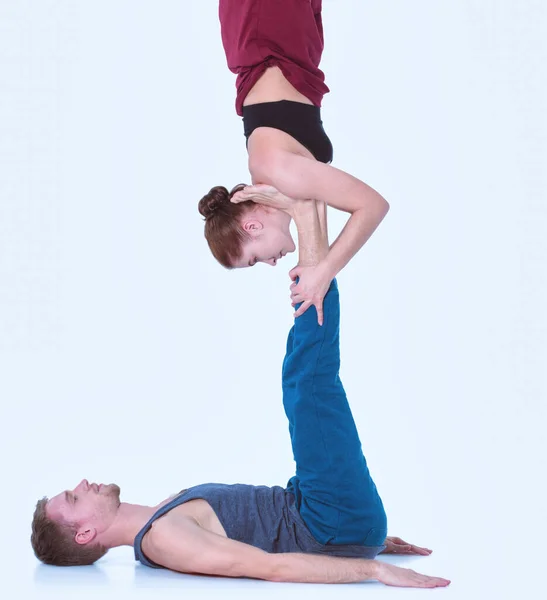 Pareja Atlética Joven Practicando Acroyoga Balanceo Pareja — Foto de Stock