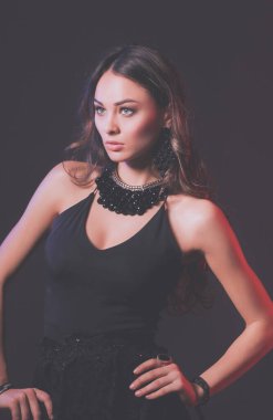 kolye ile güzel bir kadın portresi.