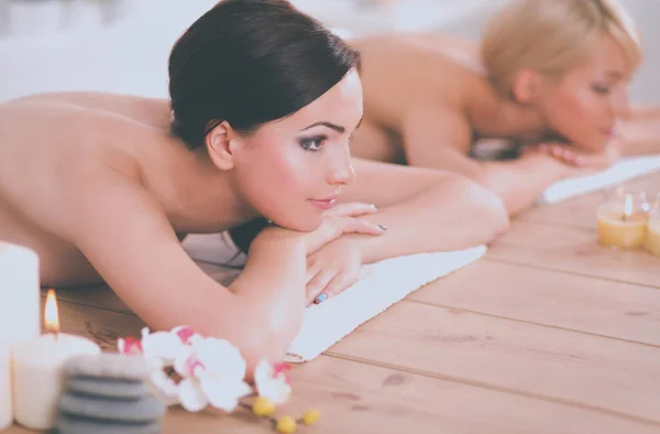 Duas Jovens Mulheres Bonitas Relaxando Desfrutando Spa Cent — Fotografia de Stock