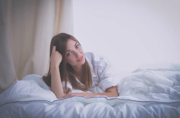 Portret Van Mooie Lachende Vrouw Bed Slaapkamer — Stockfoto