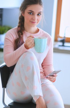 Gülümseyen kadın mutfakta tablet ve kredi kartı kullanarak alışveriş online .