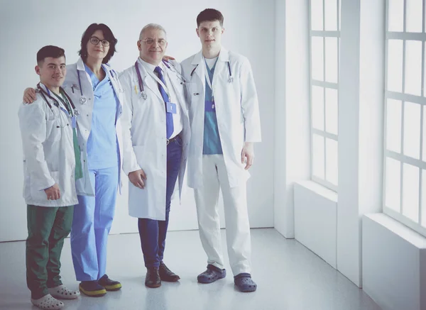 Equipo Médico Exitoso Equipo Médicos Confiados Pie Juntos Sonriendo — Foto de Stock