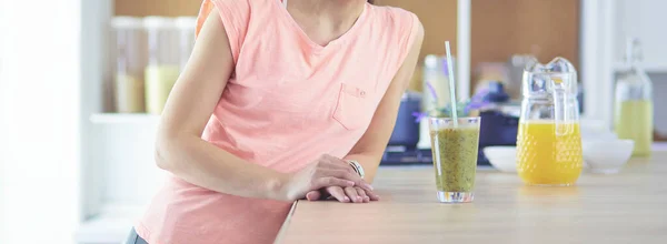 Junge Frau Sitzt Einem Tisch Der Küche — Stockfoto