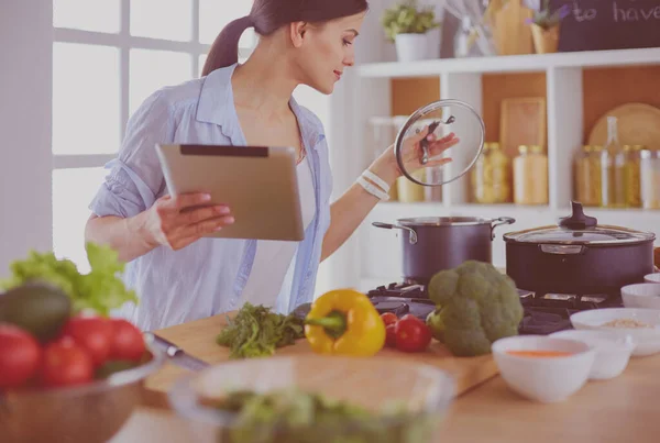 Junge Frau Kocht Mit Tablet Computer Ihrer Küche — Stockfoto