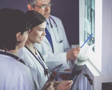 Bir grup doktor hastanede röntgenlere bakıyor.