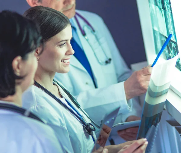 Bir grup doktor hastanede röntgenlere bakıyor.