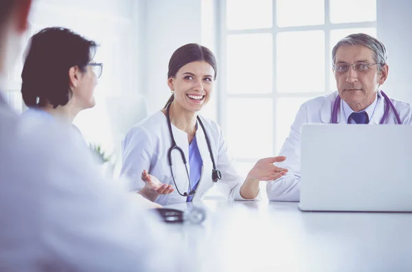 Serieuze Medische Team Met Behulp Van Een Laptop Een Helder — Stockfoto