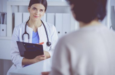 Hastanede tıbbi danışmanlık. Doktor bir hastanın sorunlarını dinliyor.
