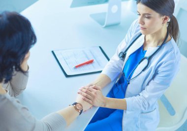 Doktor, hastanedeki Asyalı bayana göz kulak ol.