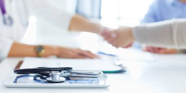 Bayan doktor ofisinde el sıkışıyor..