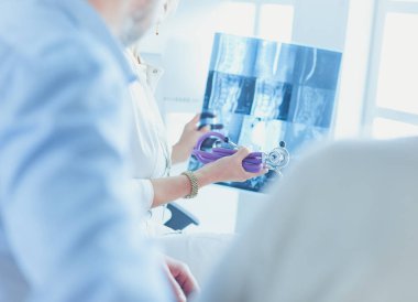 Ofiste bir x-ray görüntü bakarak tıp doktoru.