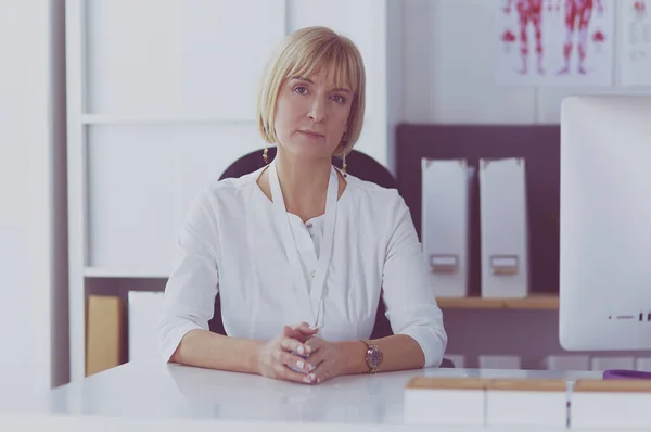 Portret Van Jonge Vrouw Doctor Witte Vacht Computer — Stockfoto