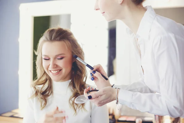 Make Artist Doing Make Young Beautiful Bride Applying Wedding Make — Stock Photo, Image