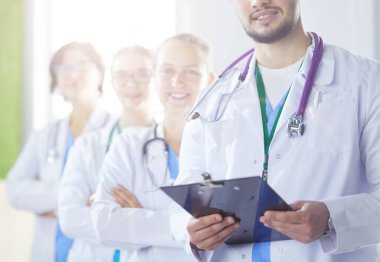 Bir grup doktor ve hemşire hastane odasında bekliyor..