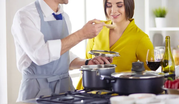 Pareja Cocinando Juntos Cocina Casa —  Fotos de Stock