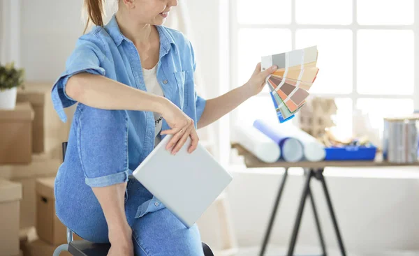 Joven Hermosa Mujer Sosteniendo Paleta Colores Pie Cerca Pared — Foto de Stock