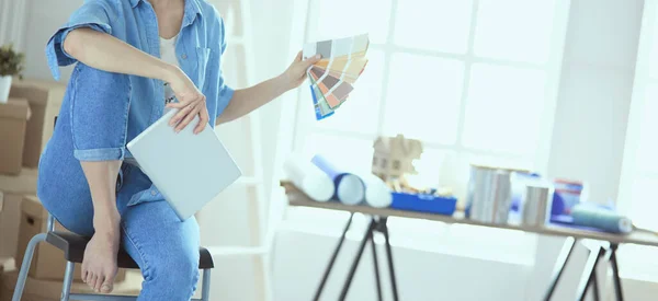 Junge Schöne Frau Mit Farbpalette Die Der Nähe Der Wand — Stockfoto