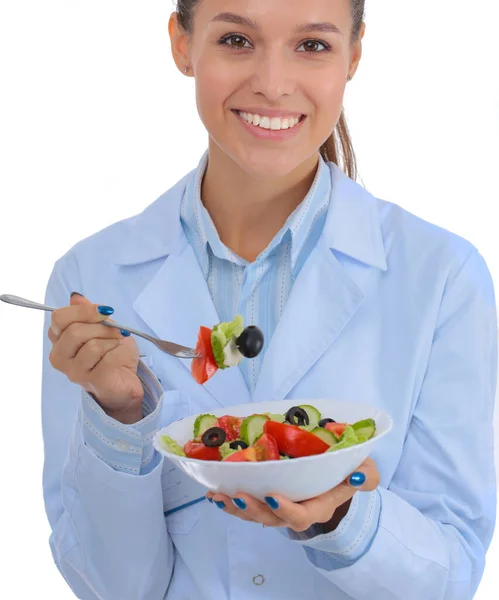 Retrato Una Hermosa Doctora Sosteniendo Plato Con Verduras Frescas Mujeres — Foto de Stock