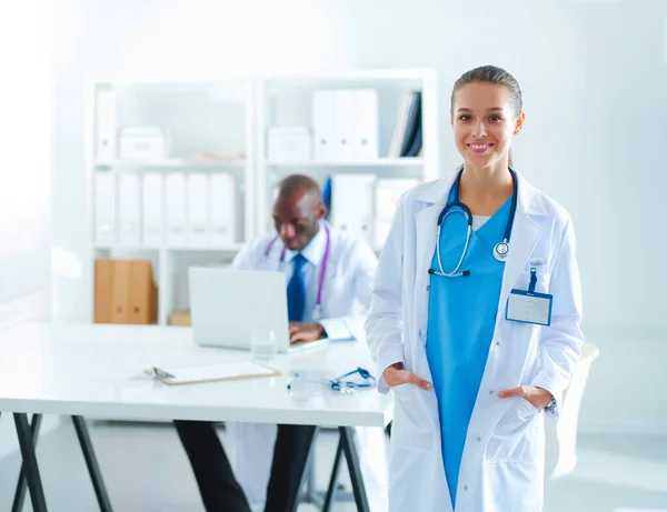 Eine Lächelnde Ärztin Mit Einem Ordner Uniform Drinnen — Stockfoto