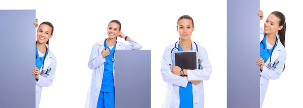 Een Vrouwelijke Dokter Met Een Leeg Reclamebord Vrouwelijke Dokter — Stockfoto