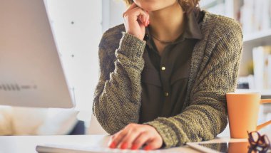 Çevrimiçi eğitim hizmetini kullanan güzel, gülümseyen kız öğrenci.