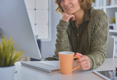 Öğrenci evdeki bir masada dizüstü bilgisayarla çalışıyor ve öğreniyor..