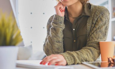 Dizüstü bilgisayarda eğitim kursuna bakan genç bir kadın. .