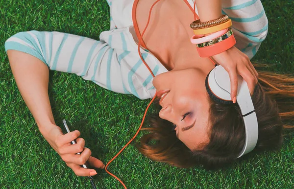 Young Woman Sitting Green Grass Portreit Young Woman — Stock Photo, Image