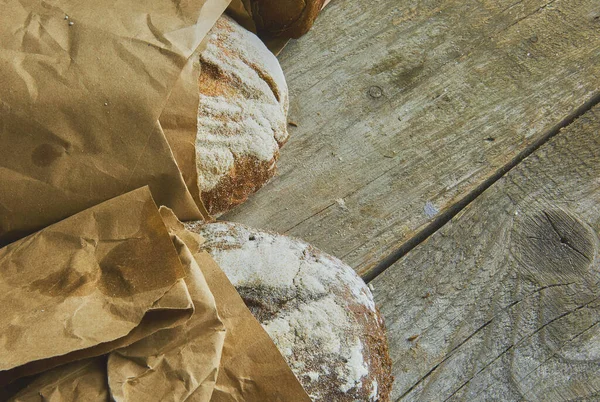 Ahşap Zemin Üzerinde Çeşitli Ekmeklerin Bileşimi — Stok fotoğraf
