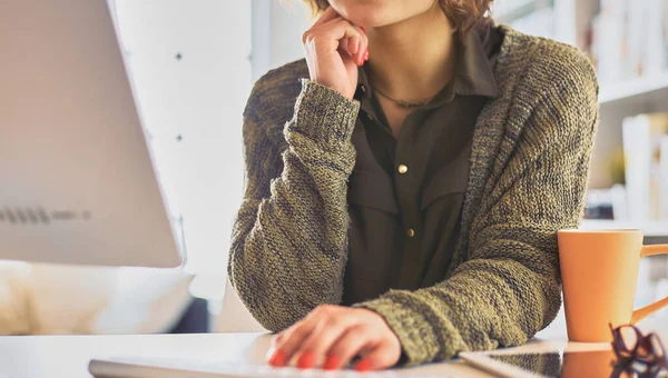 Çevrimiçi eğitim hizmetini kullanan güzel, gülümseyen kız öğrenci.