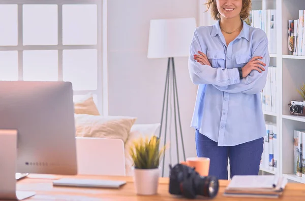 Porträtt Leende Ung Kvinna Med Dslr Foto Kamera Stående Loft — Stockfoto