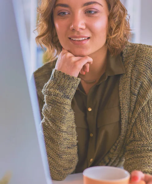 Mulher Sorridente Atraente Sentado Mesa Escritório Segurando Uma Xícara Café — Fotografia de Stock