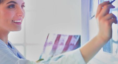 Klinikte çalışan genç bayan radyoloji uzmanı..