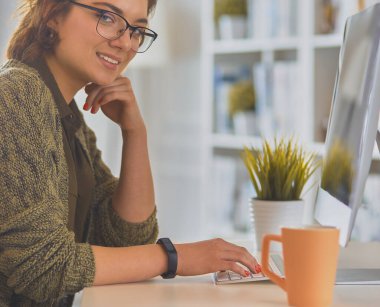 Evde tablet bilgisayar kullanan genç bir kadın ya da öğrenci.