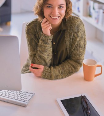 Çevrimiçi eğitim hizmetini kullanan güzel, gülümseyen kız öğrenci.