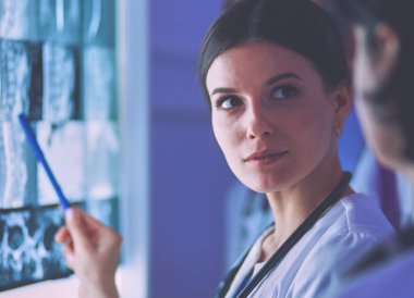 Bir grup doktor hastanede röntgenlere bakıyor.