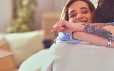 Yeni evimizde mutlu bir çiftin portresi .